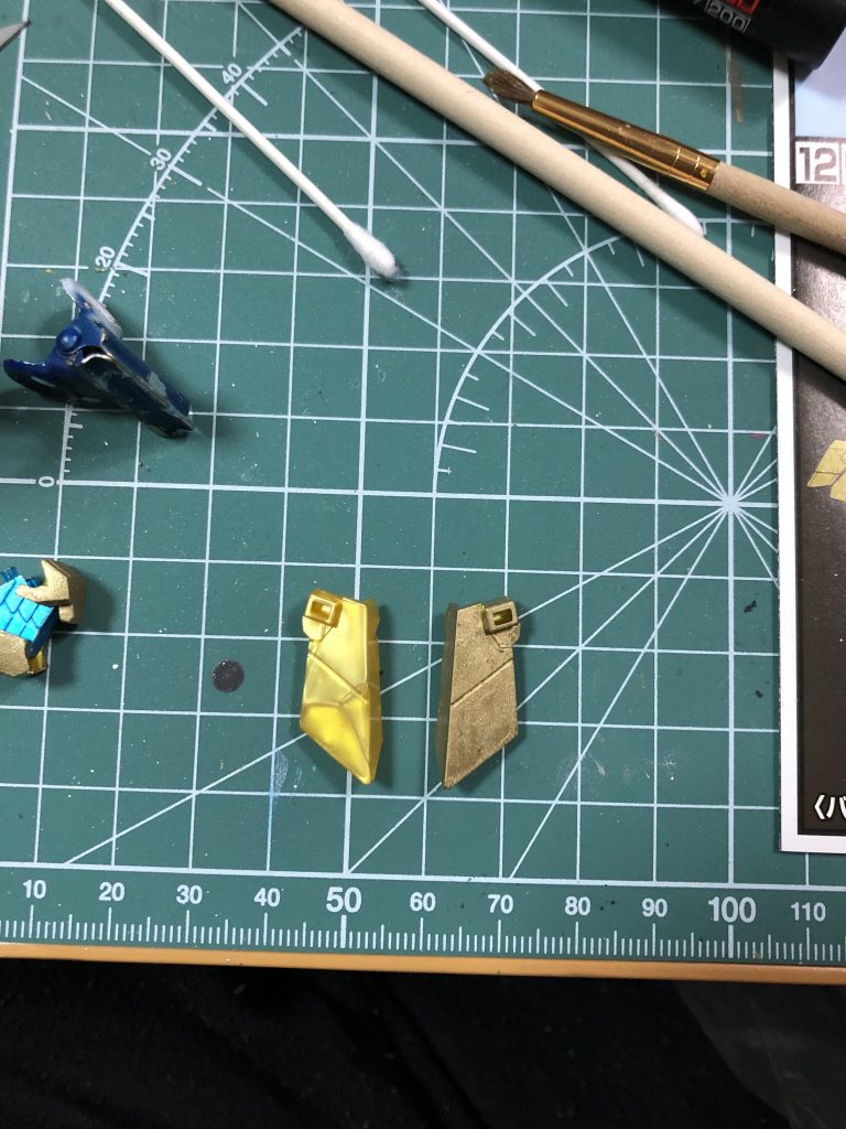 ペンで塗り、数秒たって指で触ることでこのような色になります。