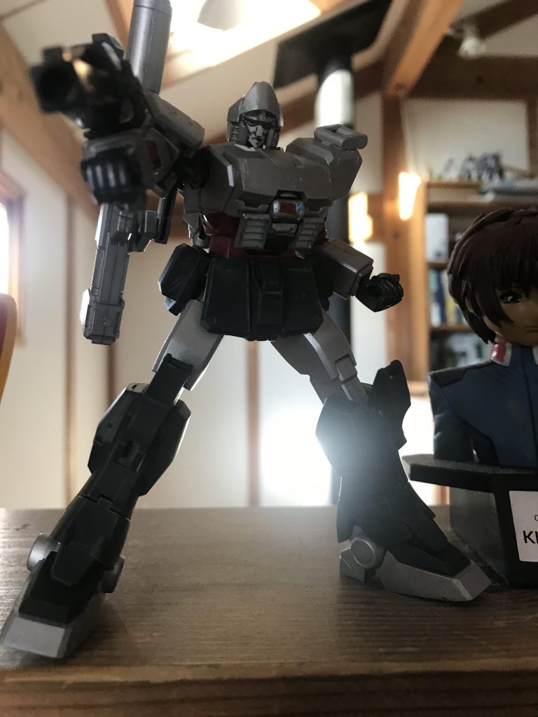 完成一歩手前の図。
バケツ頭っぽくなりましたが三角巾かぶってるみたいだなと思い立ってさらに改修して完成形に行ったわけです。
後は、デストロンのマークが予想より大きかったので、それに合う様にプラ板で胸部を改修しました。