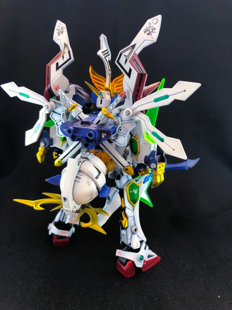 背面見るとわかりやすいですが、SDの頭はそのままです。ふくらはぎのスラスターはHGのゴッドガンダムのものを流用し、ハイパーモードっぽくしてみました。