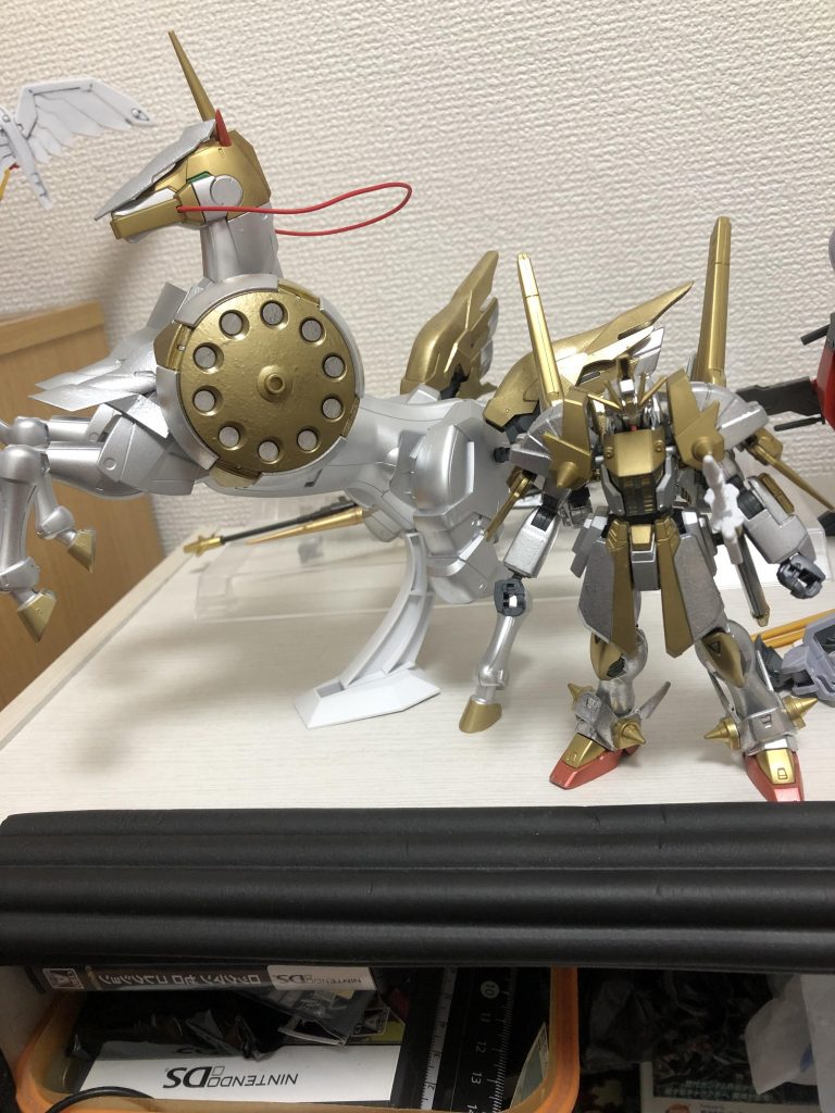 鎧部分の塗装はN91と同じように凸凹メッキに、ボディはシルバーで塗装しました。