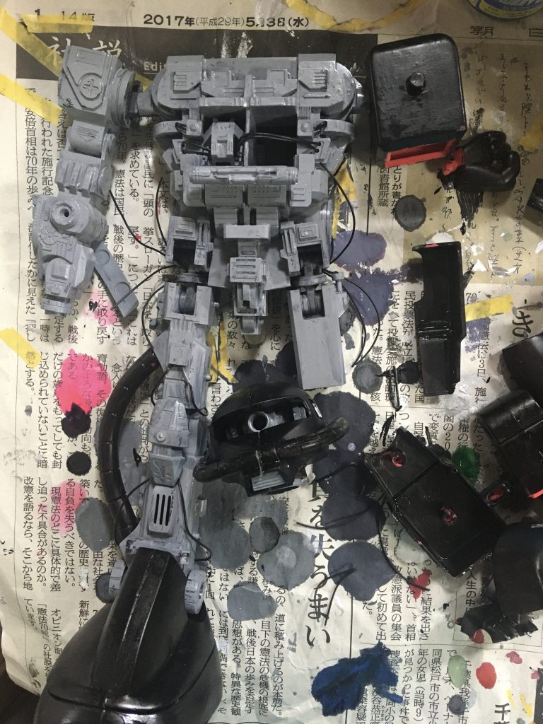 組み立ての様子。
細かいパーツがポロポロ落ちたり、リード線が上手く入らなかったりして何度も泣かされました。
ちなみに一通り組み立てたのちに細筆と爪楊枝でラインを引きました。