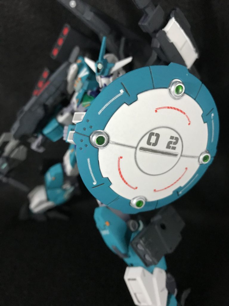 ラウンドシールド
左肩に装備した円形の盾。
ガンダム ウヴァルの物を使用しました。