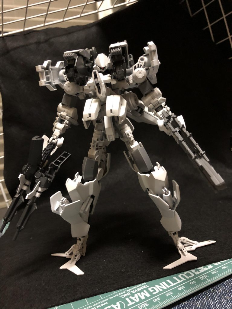 *4
フレームは大型に拡張されたグレイズアインのフレームを更に拡張した外見、防御関連はカレント技術に依存しており装甲の多くを排除している為、本体装甲による直接防御の見込めない露呈したフレームにおいては本体装甲同様の白ナノラミネート塗装がなされている