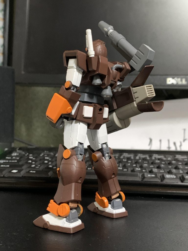 背面。かわった形のランドセル。実に特徴的。