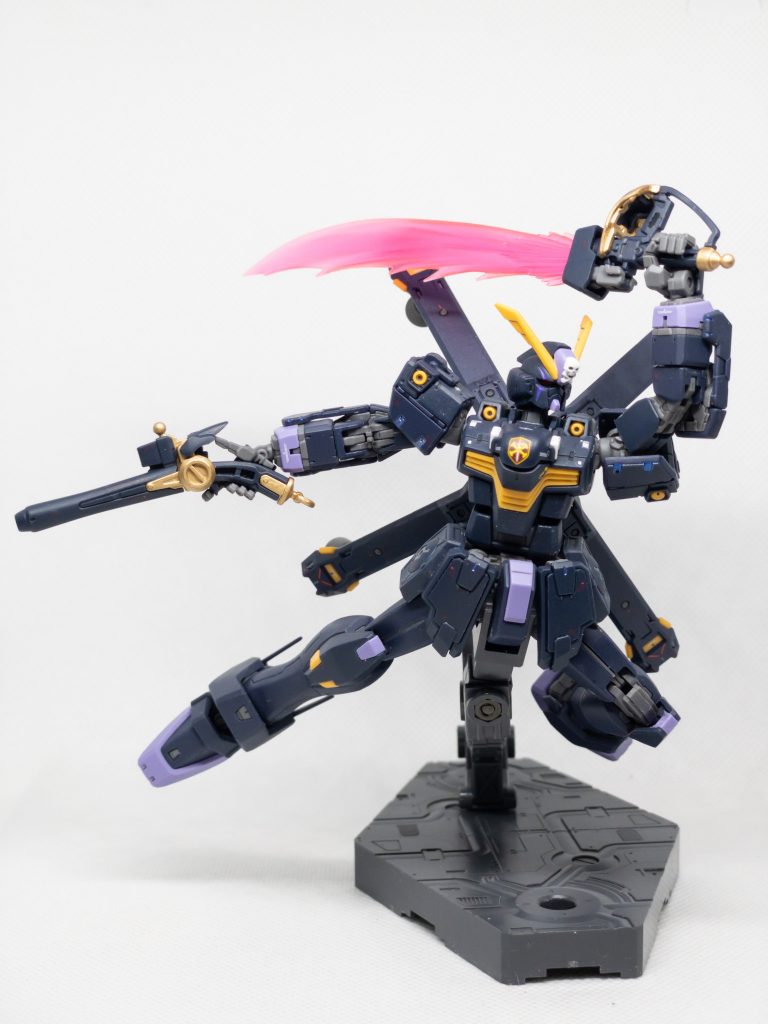 バスターガンとビームザンバー。黄色部分はレッドゴールドで塗装。ビームザンバーの刃の部分はヤスリがけした後にトップコート拭いてます。