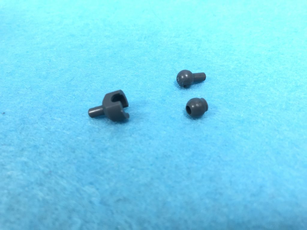 今回の発見なんですが、ボールデンボールアームズやバインダーガンに付属するボールジョイント大の受け側と、球状のポリキャップは接続可能です。保持力もHGの肩程度はあります。
これを繋げていけば、簡単に可動域の広い蛇腹パーツが作成できるのでは……