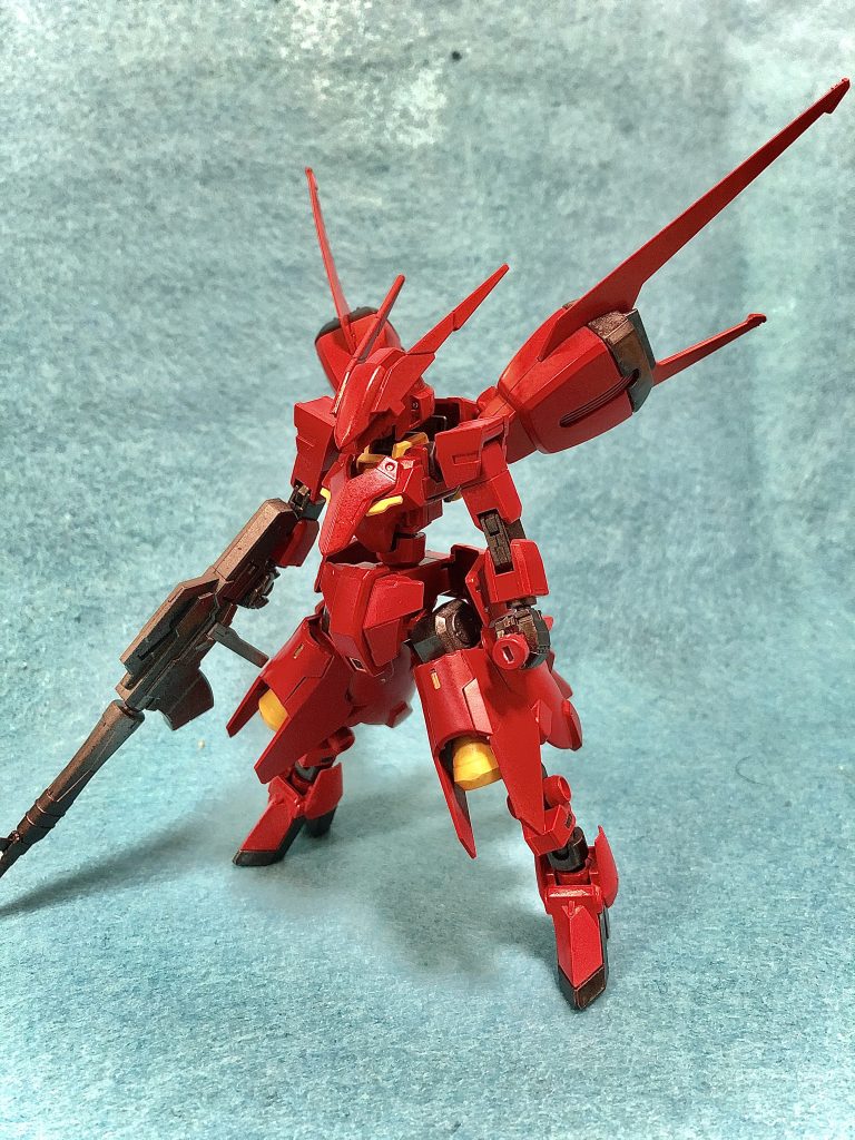 前面。頭はコアガンダムにグレイズとグリムゲルデのパーツ、アースリィのライフルのパーツを使用しました。胸にはグリムゲルデの胸パーツ。腰はグレイズアイン。