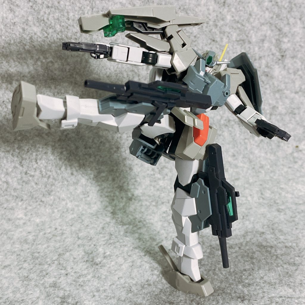 相手を蹴りつつ、懸架状態のGNサブマシンガン乱射。
ついでにハンドガンでダメ押し。