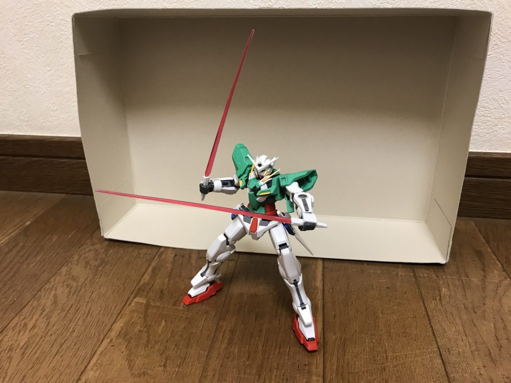 武装GNロングブレイド両腰に2本装備されている実体剣であり、本機の主兵装として使用させる。PS装甲やナノラミネートアーマーをも両断できる斬れ味を誇る。ビームサーベル腰背部に2本装備されたビームサーベル。ナノラミネートアーマーにダメージを与えられる攻撃力を有する。GNバルカン両手首に内蔵されたビームバルカン。本来は牽制用ではあるが、ナノラミネートアーマーにダメージを与えられる攻撃力を有する。