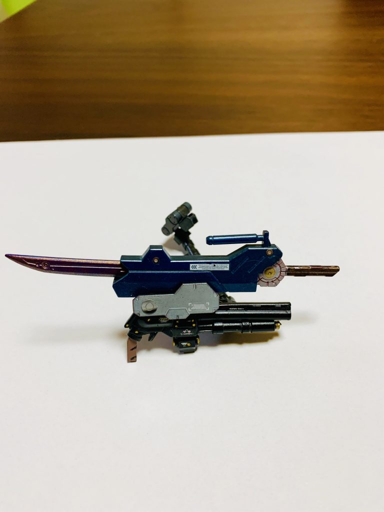 ソードとショットガンをラックにマウント。スレッジハンマーは先端をカットしました。