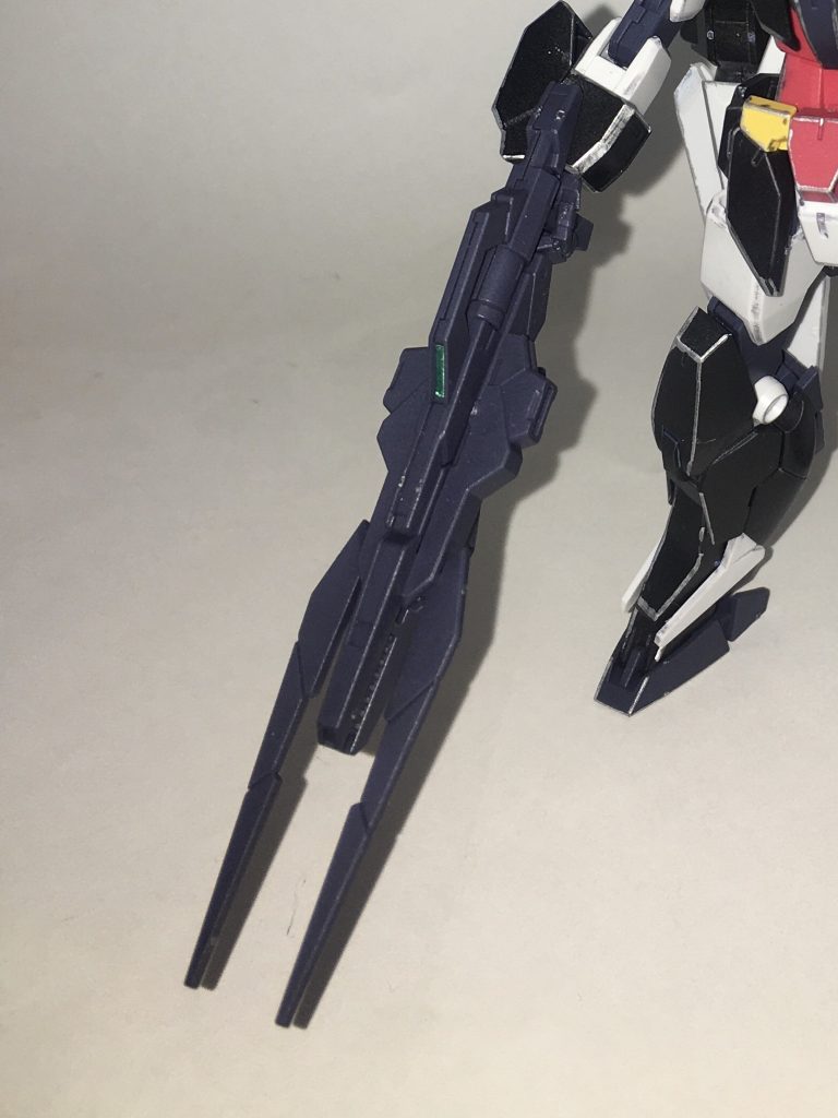ビームライフル。アースアーマーの予備機から引き継がれた武装。威力、弾数、射程、連射性のバランスに優れるが、左腕のシールドと接続することにより、威力と射程が増大する。