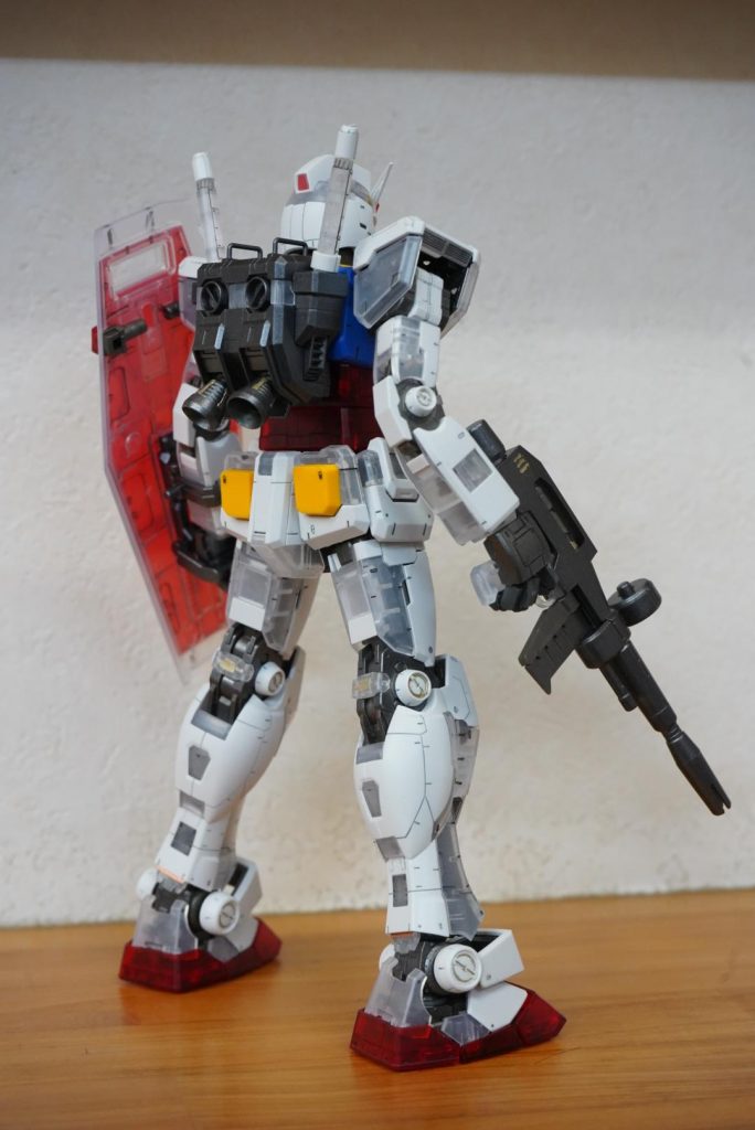 スミ入れはタミヤの流し込みです。
白いパーツにはライトグレー、クリアパーツとカラーパーツには黒です。
はみ出した部分は、メラミンスポンジでゴシゴシしてます。