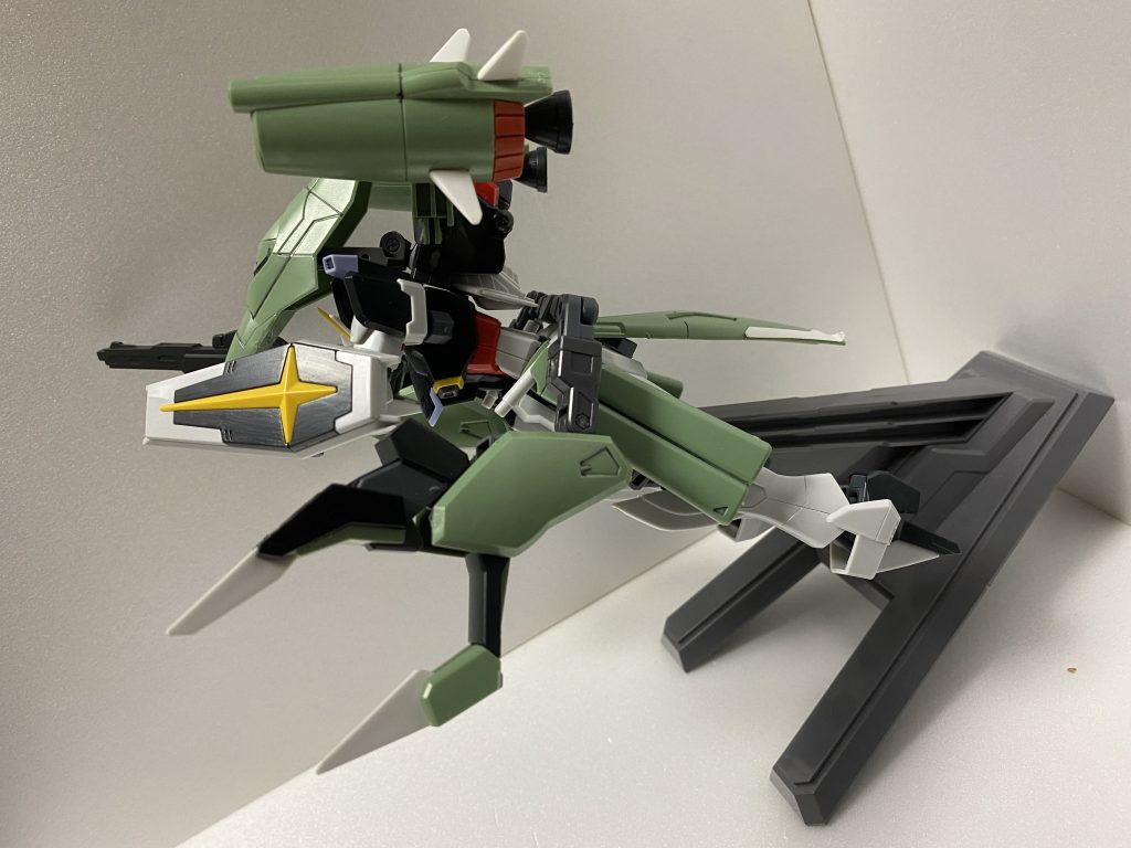 MA姿勢の側面図

……これでMA『形態』に『変形』したとは言い切れませんぜ
チェストフライヤーとレッグフライヤーを飛行姿勢に、クローを前面に、MAの機首用のエアカウルを前面に展開しただけの変形とは言い難い何かです