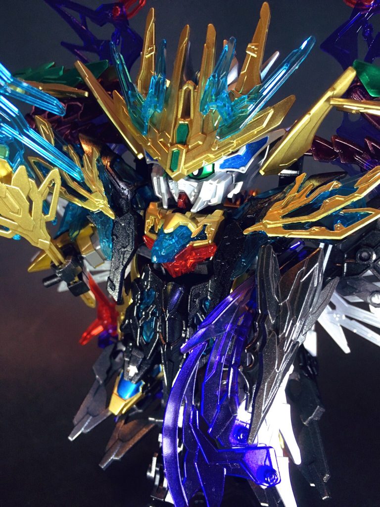 三国創傑伝らしさを全面に煌びやかに纏った決戦仕様魏武将合体、最高にロマンが満ち溢れてて感極まる思いがあります。
これまで製作してきたキットの集大成的素晴らしい完成度の創傑合体、本当に感無量です。
合体後は非常に達成感ありましたが、複雑なパーツの付け替えが多量でとても神経摩耗して疲れもしました、出来る限りあまり何回もやりたくはありません。
いっそ合体形態展示用に全キットもう1箱ずつ買い足そうかなと一瞬血迷いましたが、なかなか入手出来ないので難しそうです。