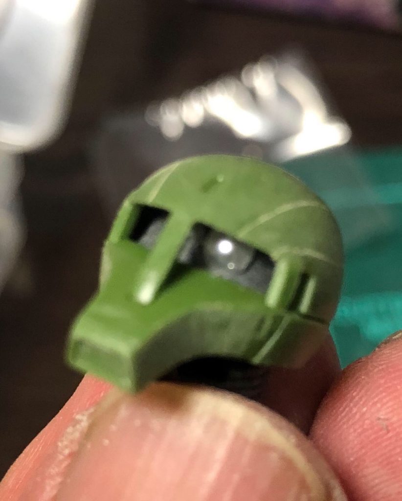 モノアイにネイル用のビーズ