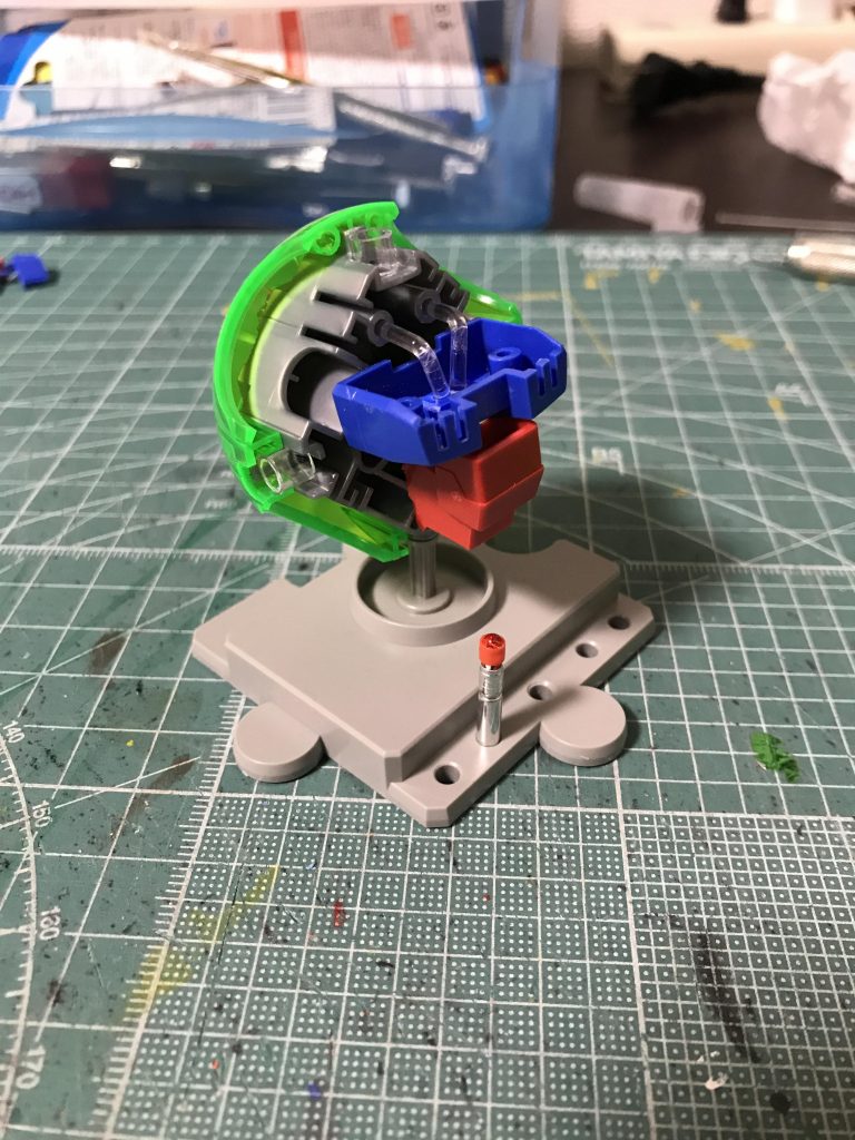 内部の背中はジャンクで作りました。
下からミライトを差し込むと、曲がるプラ棒を通って目が光ります。