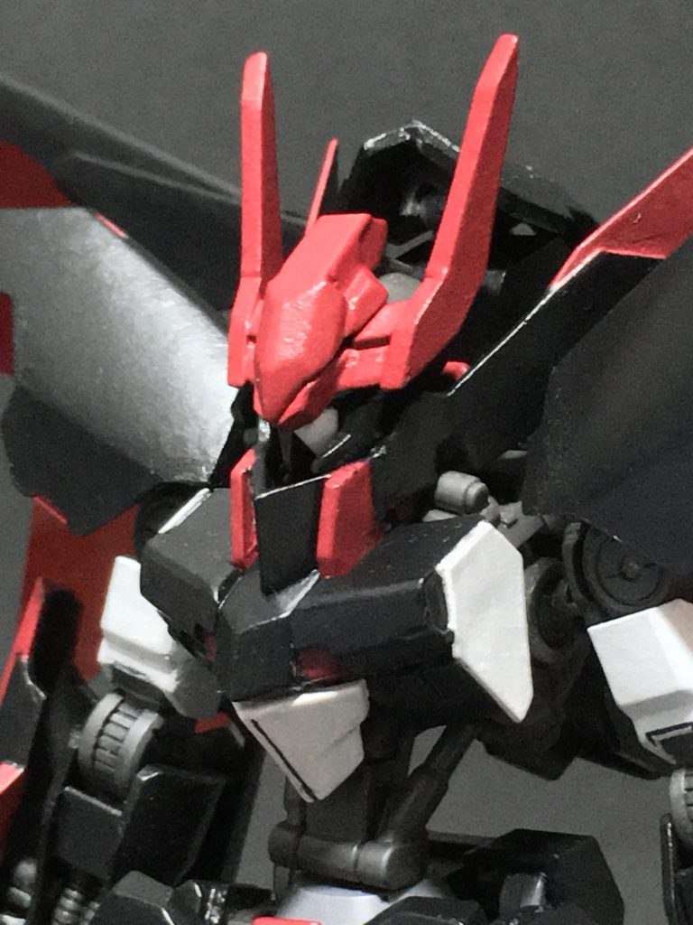 塗装はファレホホビーカラーの筆塗りで、表面保護でポリウレタンマットバーニッシュを塗布しています。
〜小話〜
元々はグレモリーを作成しようと始めましたが、デザインがフラウロスと違いすぎてものの数分で頓挫。それっぽいものを作ろうと手を加えた結果、ビーム兵器や光の翼のごった煮状態を経てガンプラバトル用の機体に落ち着きました。
リアル多忙のため完成まで半年を要しましたが、Twitterで好意的な反応を頂けたこともあって完成に漕ぎ着けられました。
最後まで作成を見て頂き、ありがとうございました。