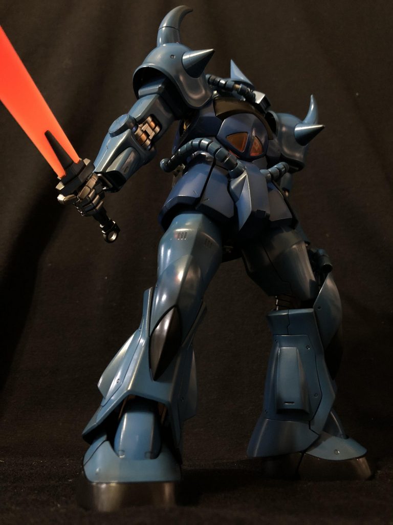 敢えて光沢で、デカールによる情報量を上げずに凄みが感じれるよう意識しました。
ヒートサーベルも蛍光ピンクやクリアホワイトでグラデーションさせてます。