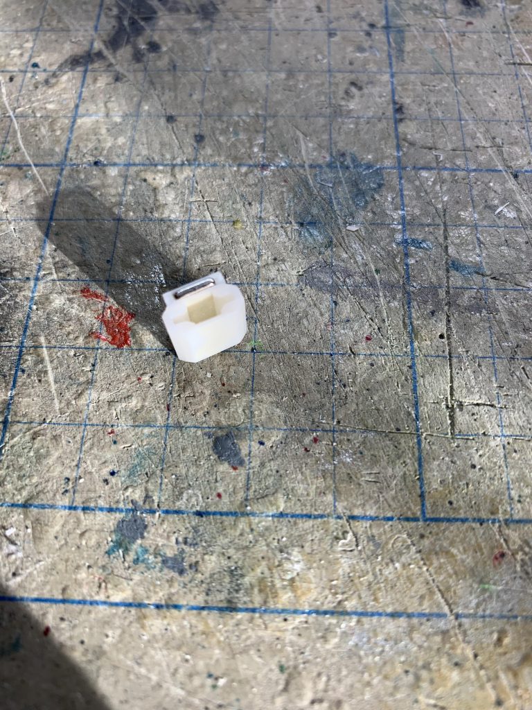 ナイトソードのホルダーを作成。磁石でサイドアーマーに固定出来ます。