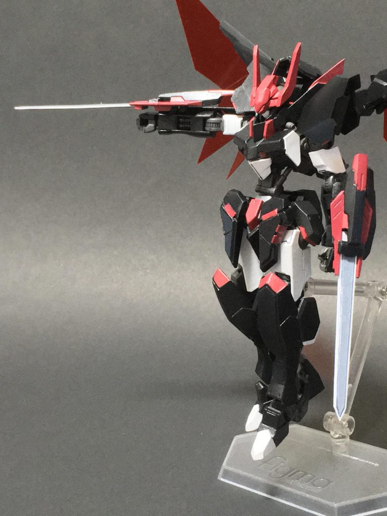 バトルソードは取り回しが良く、本形態における主武装の一つである。
異なる材質のプラ板を挟み込んで作成されおり、刀身の強度としなやかさを両立している。