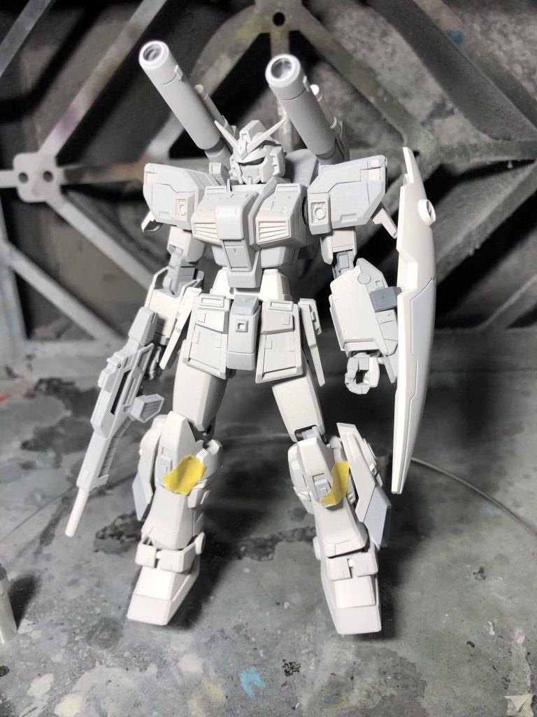 サフチェック
白ベースのガンダム系に白サフ塗るのはダメだと気づきました… 課題の1つです
あとは、筋彫りの修行を…