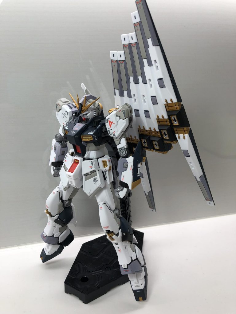 実はプレバンのダブルフィンファンネルのキットもあったんですが、取り付けてみて、νガンダムはアシンメトリーだからこそかっこいいんだということに気づきました。
いずれ、HWSのキットが出ると思うので、その際、全盛りしてやろうと思います。