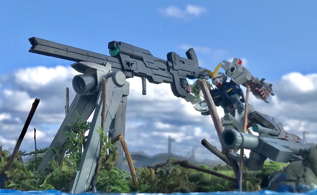試製100cm単装電磁投射砲
沿岸部から敵海上戦力を狙撃するカウンターアストレイ専用装備。
装弾数は内蔵弾倉に3発。
専用のバイポッドで銃身を安定させ照準には銃本体の望遠センサーを使用する。
望遠センサーは無線でコックピットと連動しており、
カウンターアストレイのマニピュレーターからワイヤレスに電力を供給し発射する。
通常のビーム兵装以上に機体の電力を消費する為、迂闊な発砲は御法度で
現状では2発以上撃つと機体の動作に影響が出る程電力を消耗してしまう。
電力効率の向上と予備バッテリーの増設が検討されている。
もし3発目を撃ってしまうと……
