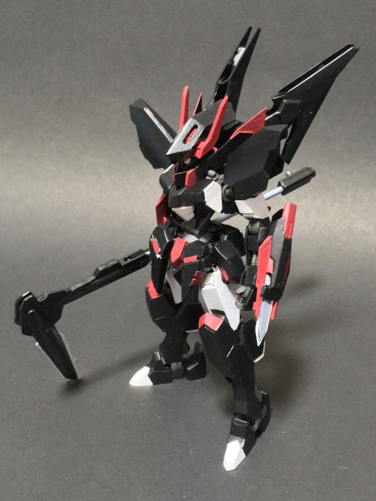 *gファンクション*
2つの戦闘形態の一つ。
特殊塗膜処理と一定の機体エネルギー消費で発動できる防御機能「ナノラミネートコート」を主軸とした接近戦用の形態である。