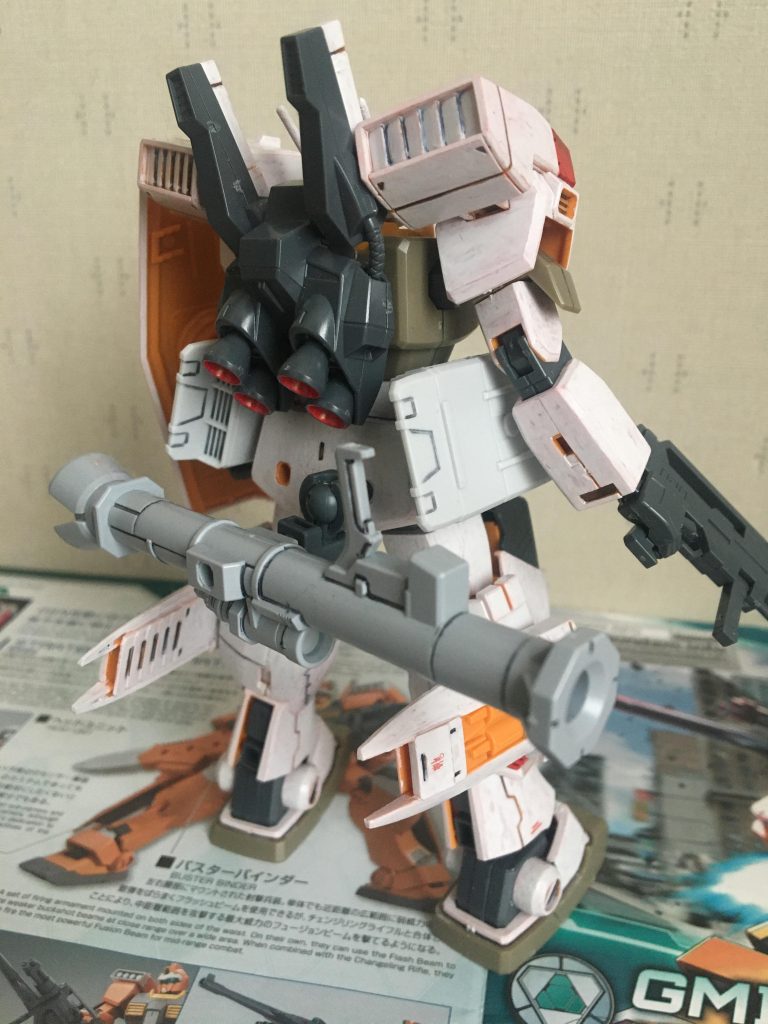 ジムⅢは技術としてはバックパックにガンダムmark2の技術が使われている点を活かして、
後ろのほうはあえてジムⅢビームマスターのパーツを使用しました。
また、
そのパーツにある穴のほうを料理し、ガンプラバトルアームアームズ、バインダーガンなどでついているパーツをつけ、
ガンダムmark2の技術をさらにつける形で、カスタマイズキャンペーン2018 Aのバズーカーを装着しました。