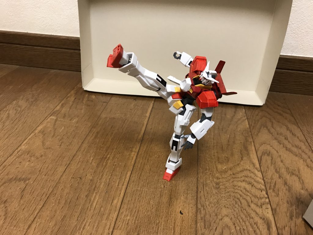 さらに、パイロットの操縦技術の差もあって、本当にガンダムAGE-FXをも圧倒する実力を見せるなど、アズラエルの自惚れとAGE-FXに対する過小評価は、皮肉にも連合軍の犠牲によって現実のものになる。こうして、最強と謳われた本機は、連邦軍に牙を向けていく。果たして、連邦軍は本機を奪還できるのだろうか?