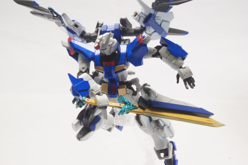 GNシース
腰に接続されている鞘(シース)。
金木犀、銀木犀の剣は、刀身にGN粒子を纏っているが、GNコンデンサは搭載していない。そのため、バトルが長期化すると粒子が剥がれ再コートできなくなってしまう。
そこで製作されたのがこの装備である。これには、刀身に粒子を再コートする機能がある。GNシースに剣を差し込み、一定時間その状態で保持すると作業は完了。
ガンダム・ヴィダールのバーストサーベルの刀身交換シークエンスからヒントを得ている。