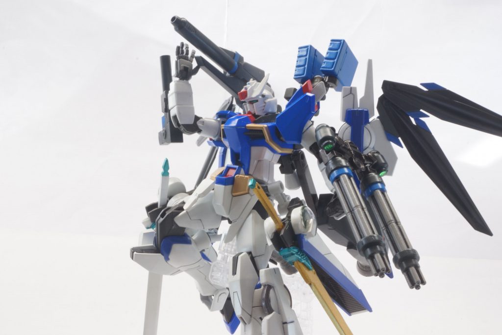 ※ミサイル・ポッドは、ガンダムMk-Ⅴのものを参考に、ジャンクで転がっていたHGザクⅡの3連ミサイルポッドを改造しています。内側のフレームのような構造は再現できていませんが、後ろの3つの穴はしっかり彫っています。