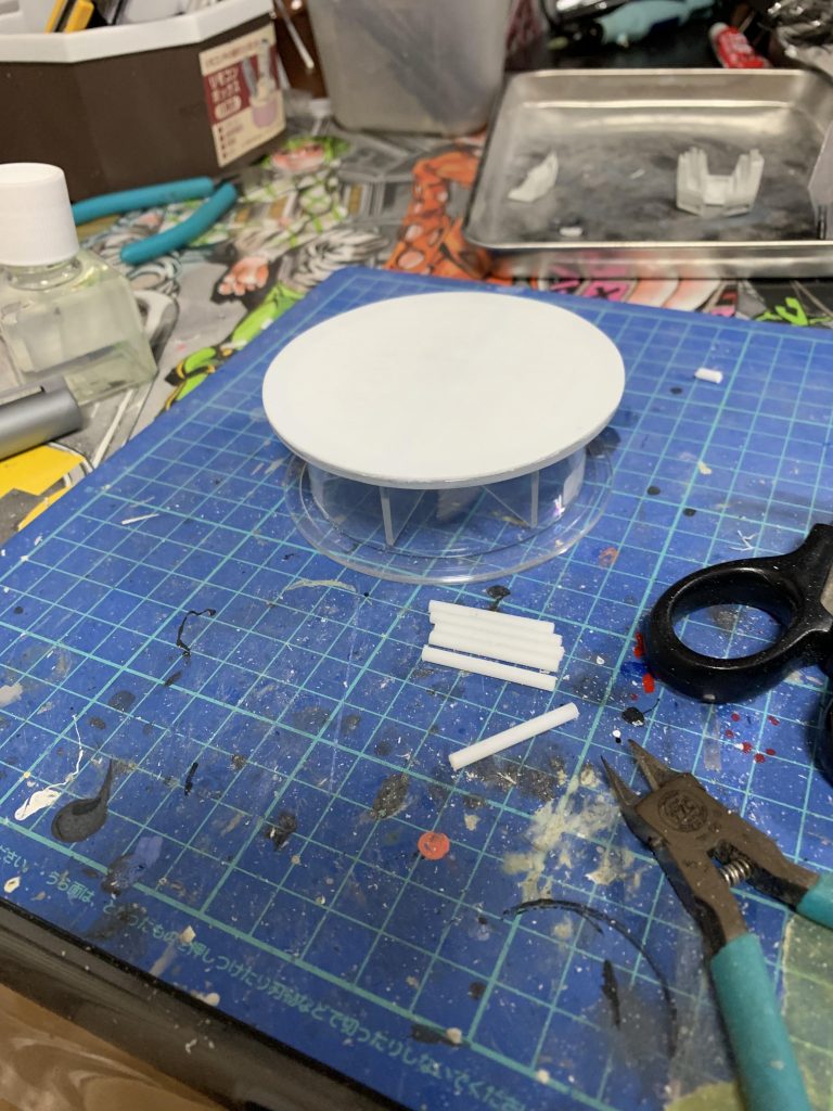 台座は使い終わった釣り糸の巻いてあった部品から作りました！