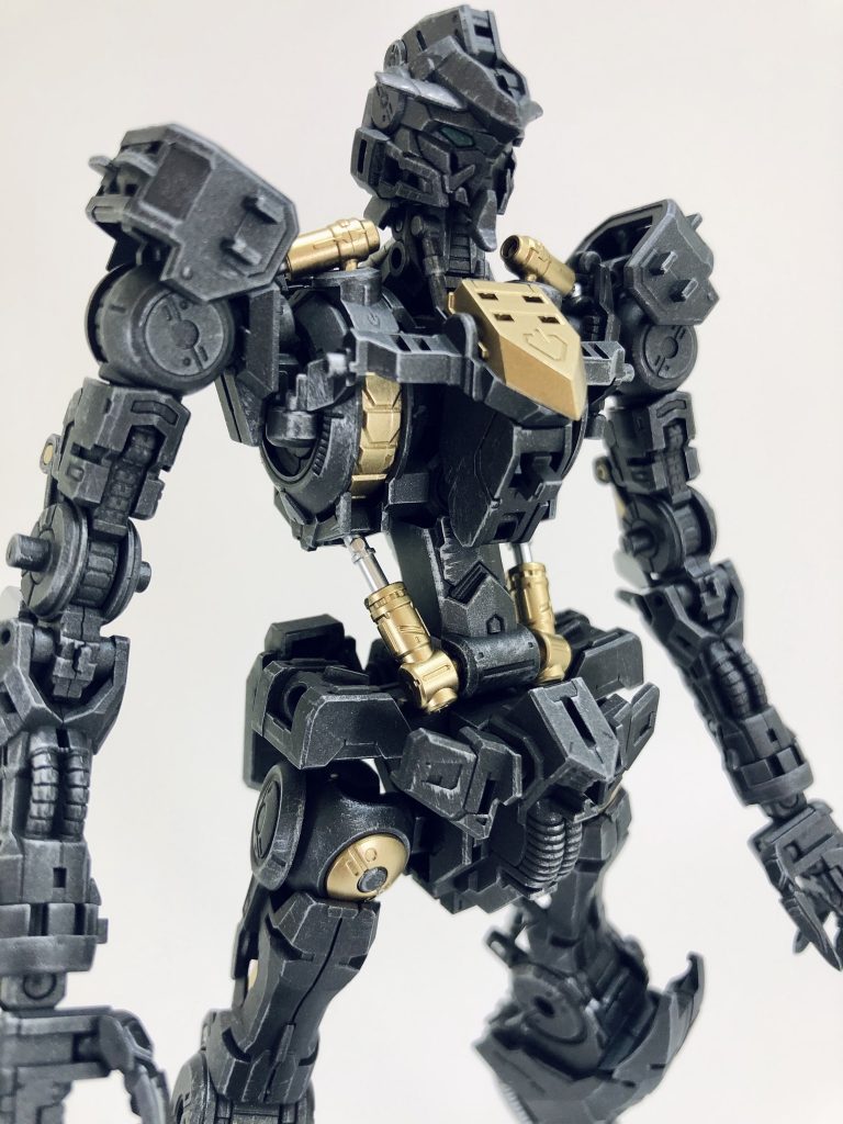 缶スプレー黒鉄色につや消し吹いてのドライブラシでお手軽に金属的な重厚感ある仕上がりになりました。