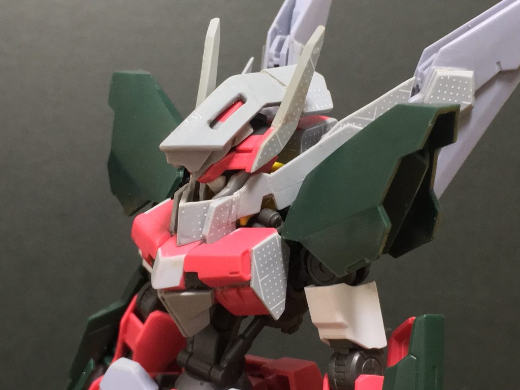 グレモリーの特徴たるフードパーツはプラ板からスクラッチしました。こちらも鋭角的なデザインにしています。
首まわりのマフラーはヴァルヴレイヴ7号機「火界呪」からアイデアを拝借。カラーリングも1号機に近いイメージで仕上げています。