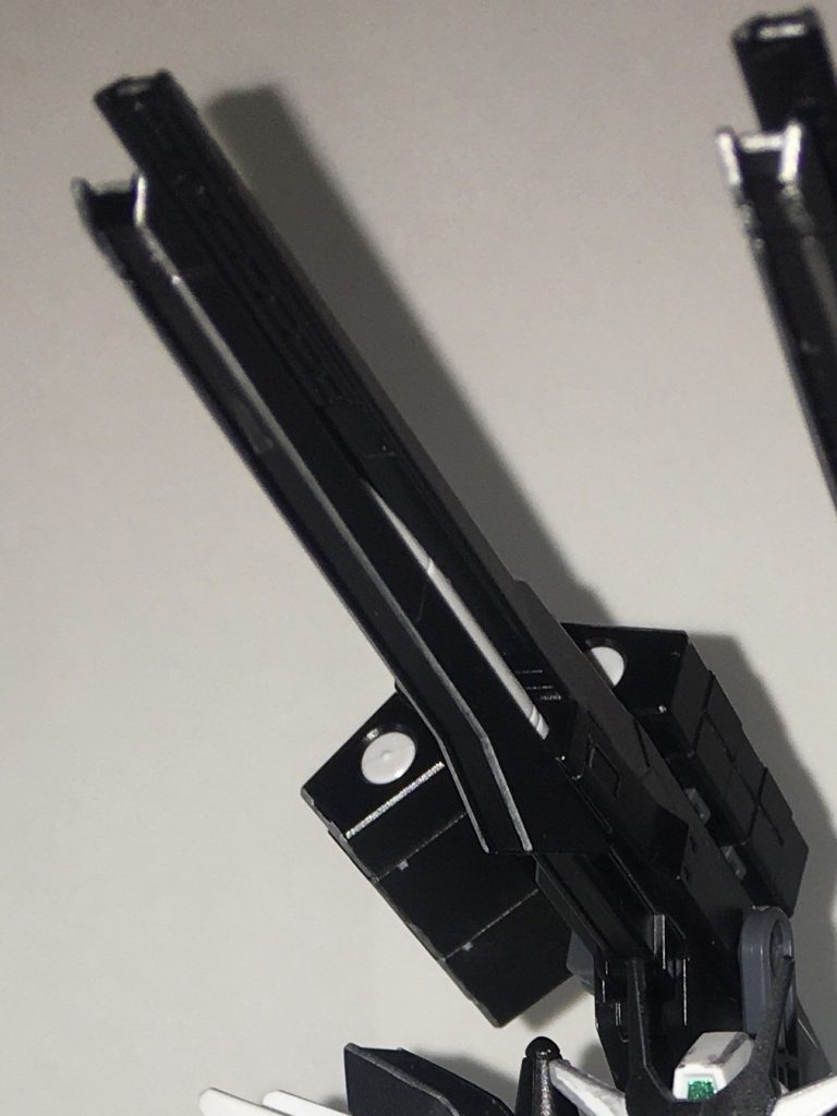ランサーミサイル。背部に2発装填されている。射程距離が極めて長く、同じサイズの敵機を複数貫通する。