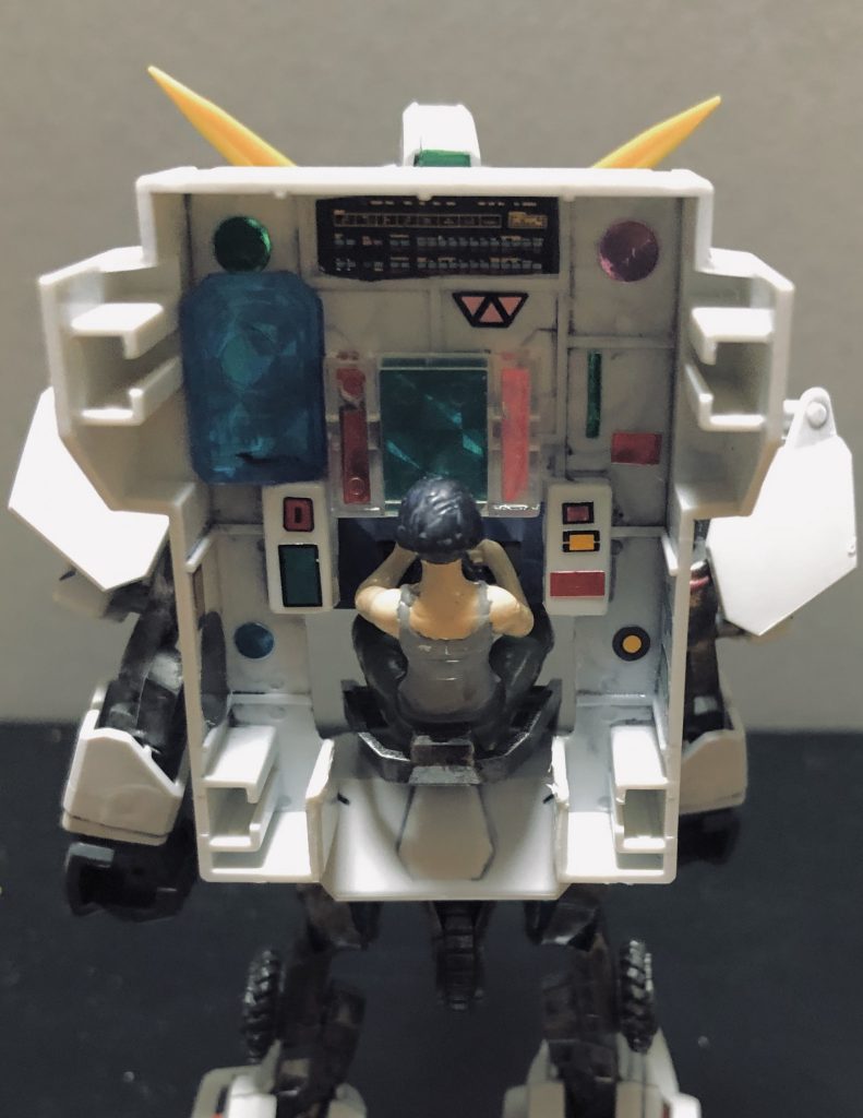 コクピット風景です。エグゾフレームは精神感応による直感操作らしいので、メインモニター画面以外は雰囲気作りの飾り、という設定です。