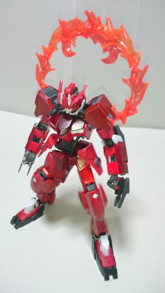 武器④　炎
特殊武装。
機体の背中部分から吹き出す赤い炎。本機の名前の由来にもなっている。
この炎が出ている時、武器に炎や熱を纏わせることが可能でそれにより武器の威力が向上する。
パワー特化の豪炎とスピード特化の飛炎の二つのモードがある。