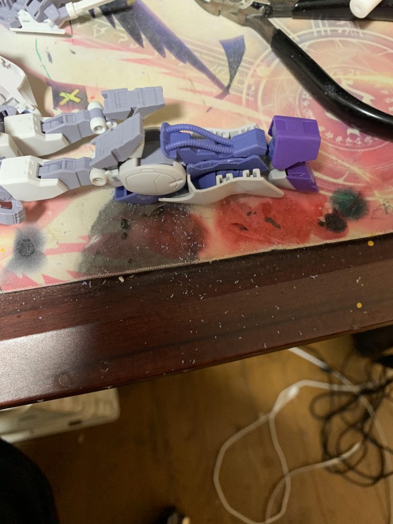 足のパーツはヴィートルーユニットの接続部を使って両サイドからはめ込み、良い感じに接着しています。やり方はSDCSからヒントをいただきました。