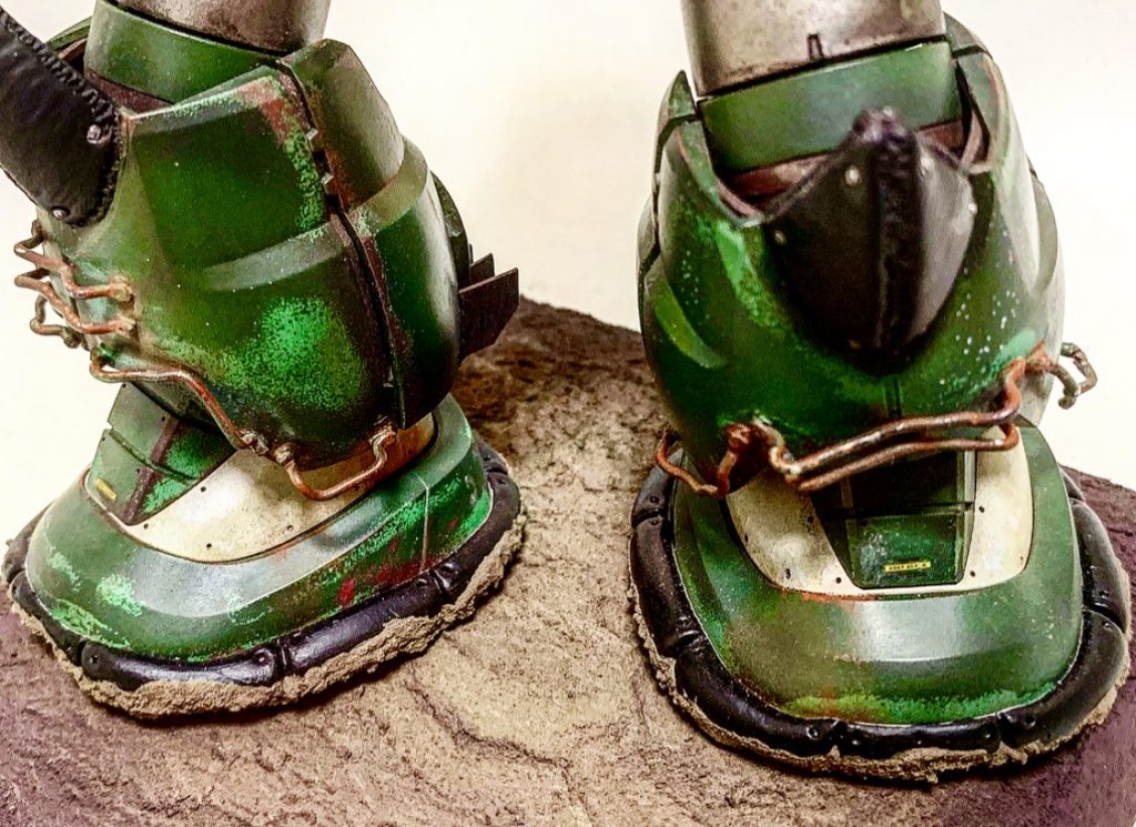 パテにてホバー走行用の脚に