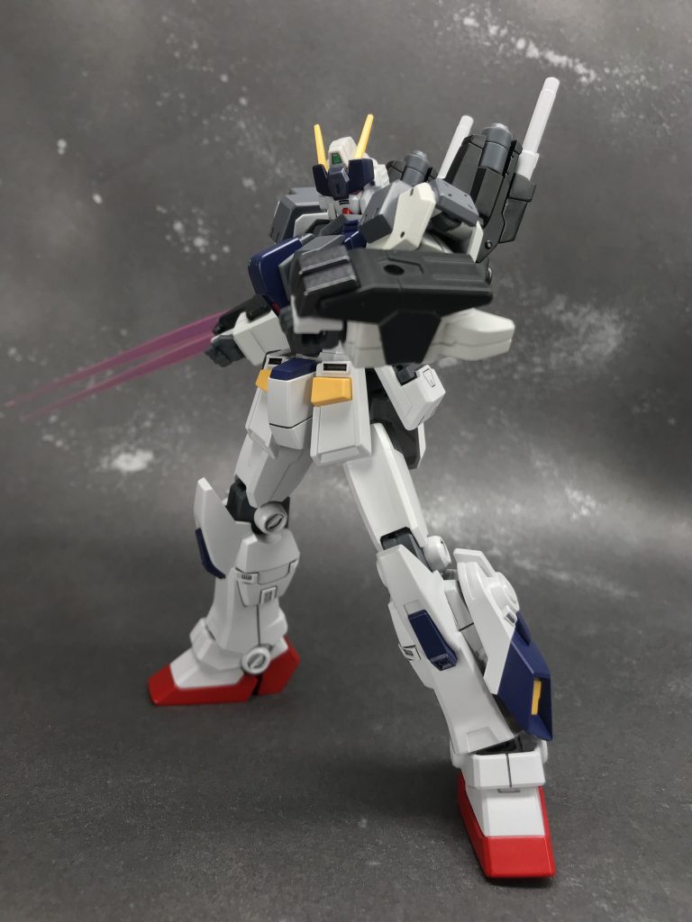 ビームクローと電磁ナックル
ビームクローは腕に直接装備されており、手を使う事なく起動できるので近接戦において高い効果を発揮する。
電磁ナックルは電流を流しながら相手を殴る事で敵機を故障させたり、打撃ダメージを与えるための装備。