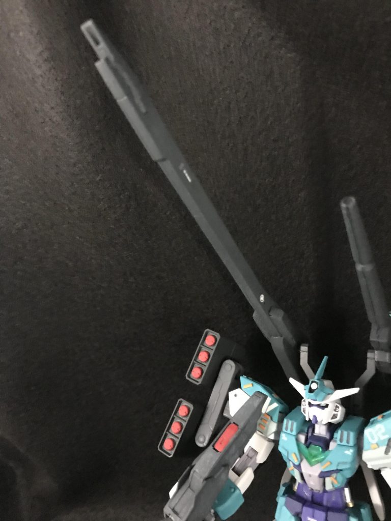 メガビームランチャー
ミサイルポッドが付いていたハードポイントに装備された大型ビーム砲。
ダブルオースカイのロングライフルをエポパテとプラ板で整形しました。