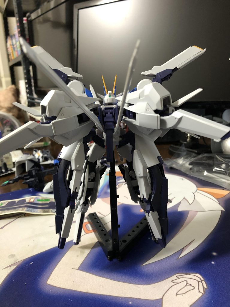 ブレードを背中にマウントしてた頃。
背面かっこ良すぎる。
しかし干渉しまくりなのと真後ろから以外のアングルだとダサかったので、結果手持ち武器にしたら大正解でした。