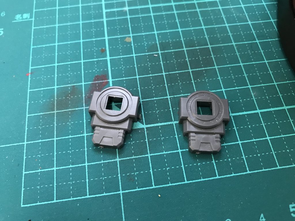 接続軸の短縮は強度的に不安があるので、今回はジャンクパーツからスペーサーを製作します。写真は1/100の無印ストライクガンダムのシールドの部品です。