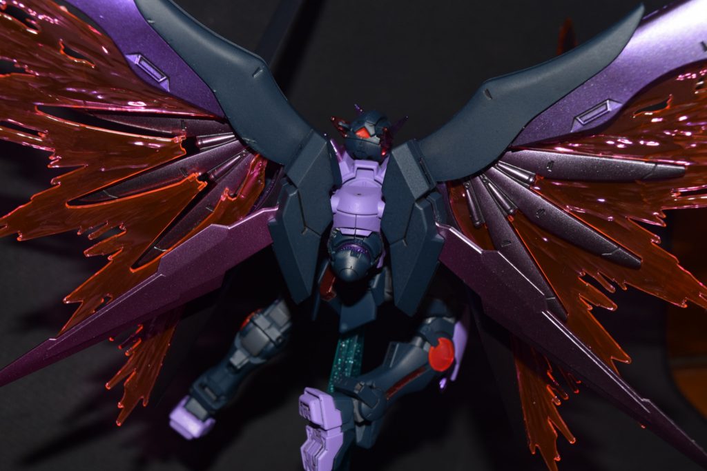 バックパックにはGNドライブを搭載！
デスティニーとあわせることによりGNドライブの光が紫に…？