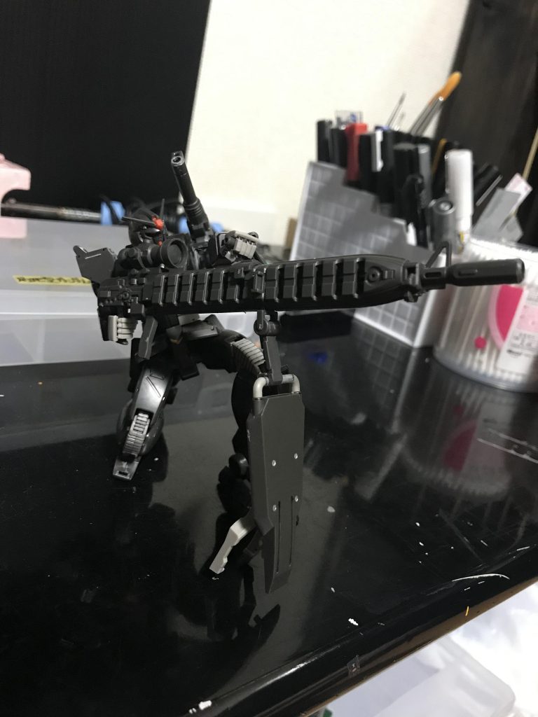 素組み完成
この時点で気付く。
「あ、このポーズしか無理やん。」
でもそんなことは
気にしません！
このポーズをさせたいが故に
長すぎて写真を撮るのに苦労する
ロングレンジビームライフルを
組み合わせたのですから👍笑