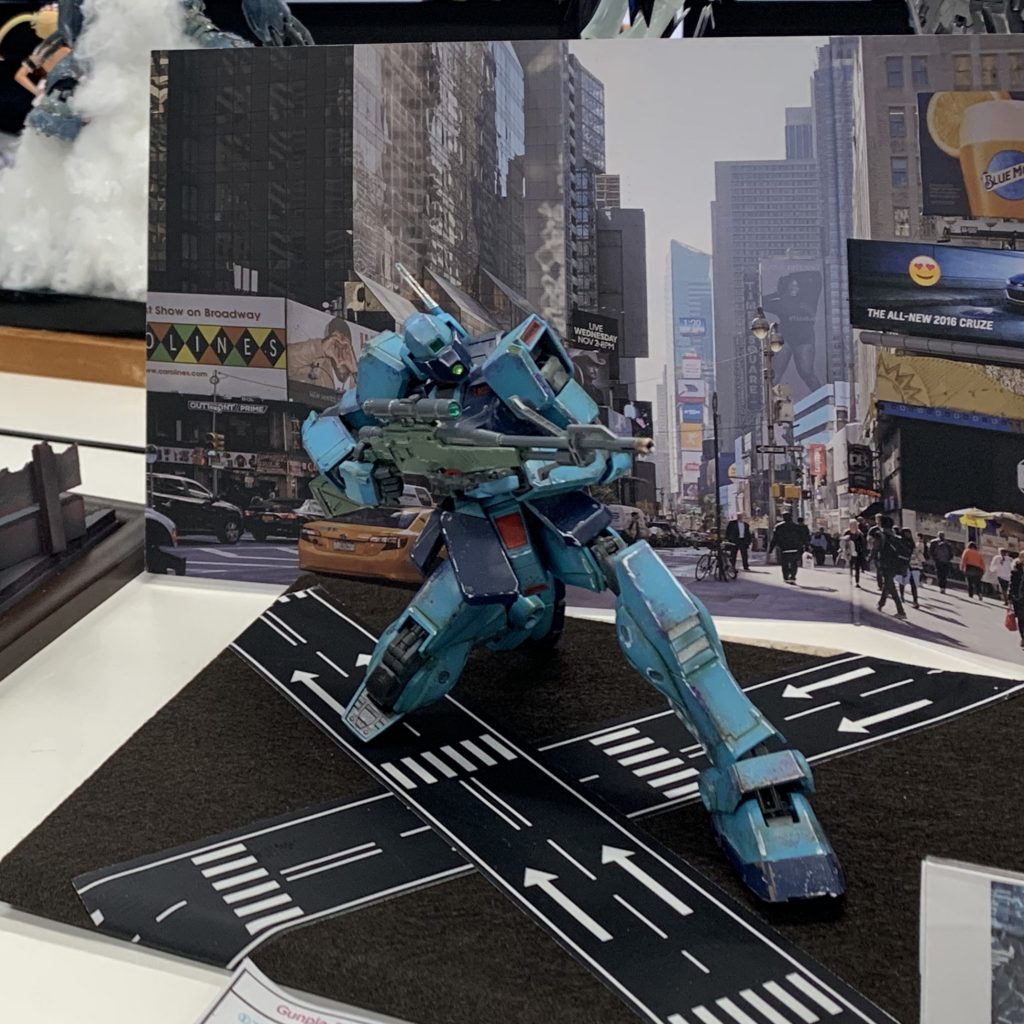 引きの画はこんな感じです。背景は本当なら夜景にしたかった…
道路はダイソー製のダクトテープを引っ張り出してきてそれっぽくしてます。