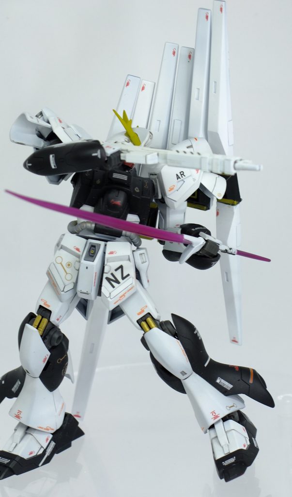 足の内側のパーツはくり抜いてスリットを入れましたが黒いので目立たず…脚部はRG等のディテールを見てプラ板を追加しました