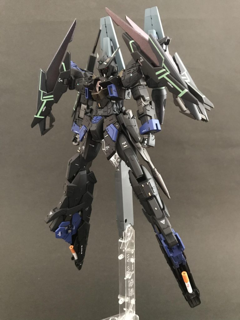 全身にスジボリやプラ板でディテールアップしてます。ファンネルにはPSYCHO-PASSなラインを塗装しました。笑