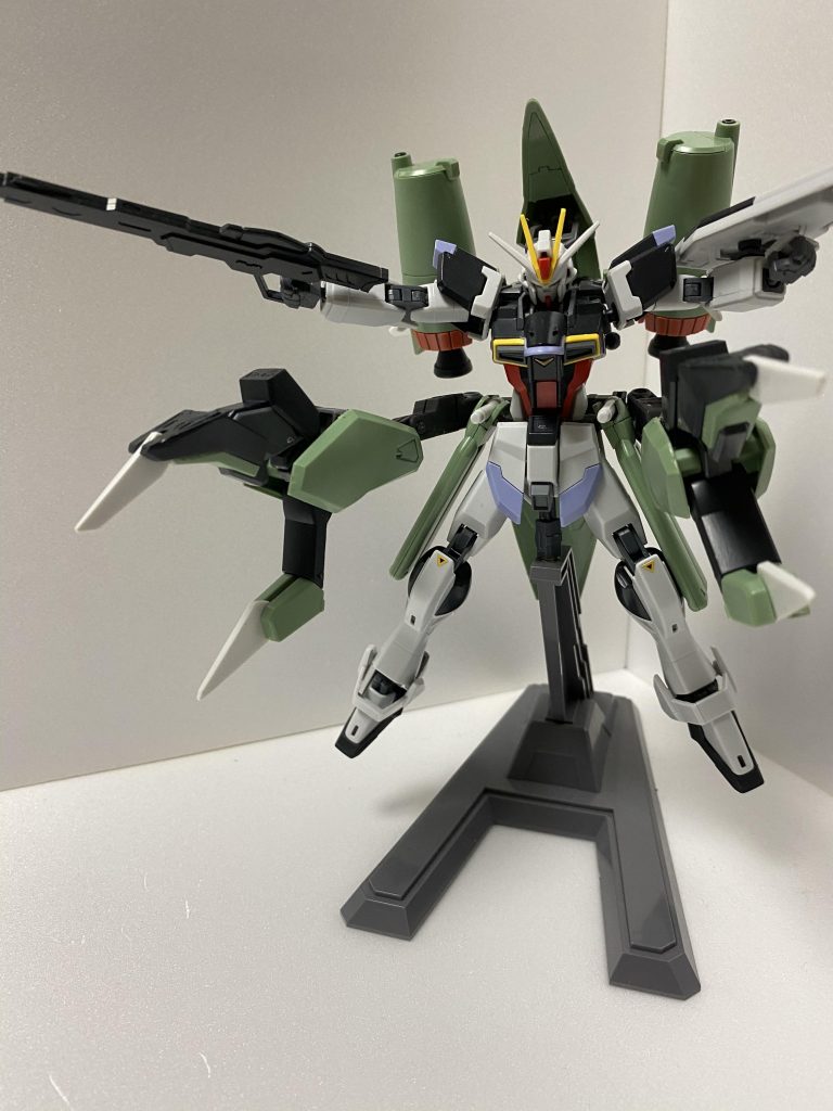 捕獲用クロー展開(ビームサーベル発振可能)